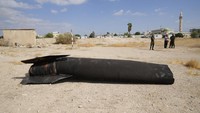 Iran telah melancarkan serangan terbesarnya terhadap Israel, menembakkan 180 rudal balistik. Sebagian rudal itu tampaknya dicegat sistem pertahanan antirudal yang digunakan Israel. Sebagian disebut Iran berhasil mencapai sasaran di Israel. (AP Photo/Nasser Nasser)