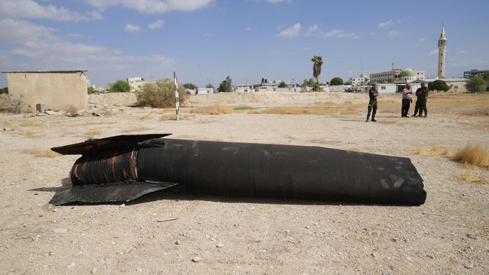 Penampakan Rudal Andalan Iran yang Dipakai untuk Bombardir Israel Officers from the Palestinian National forces inspect part of a rocket, launched during Iran's strike against Israel, at a facility of their unit in the West Bank city of Jericho, Wednesday, Oct. 2, 2024. (AP Photo/Nasser Nasser)