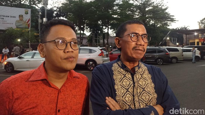 Pengacara Nikita Mirzani, Fahmi Bachmid (kanan) mendatangi Polres Metro Jakarta Selatan.