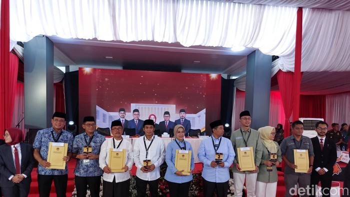 Pengundian nomor urut paslon dalam Pilkada Cirebon 2024.