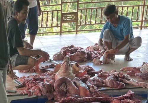 Penjualan daging babi di Pasar Umum Galiran Klungkung, Jumat (4/10/2024). (Putu Krista/detikBali).