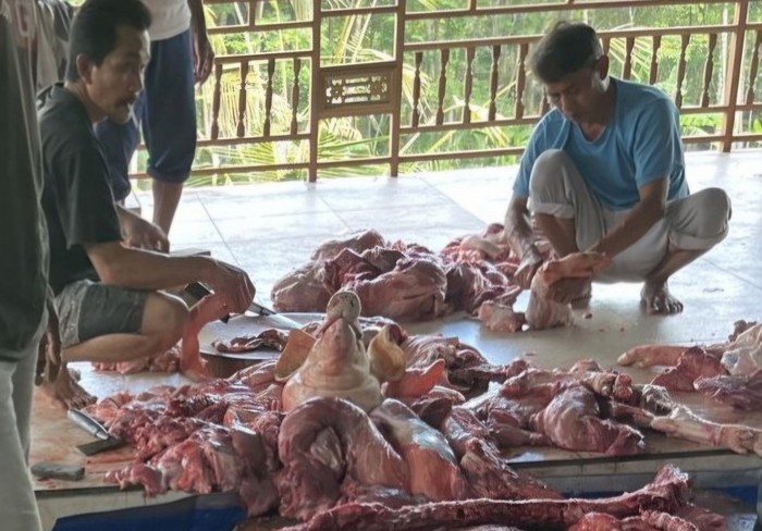 Penjualan daging babi di Pasar Umum Galiran Klungkung, Jumat (4/10/2024). (Putu Krista/detikBali).