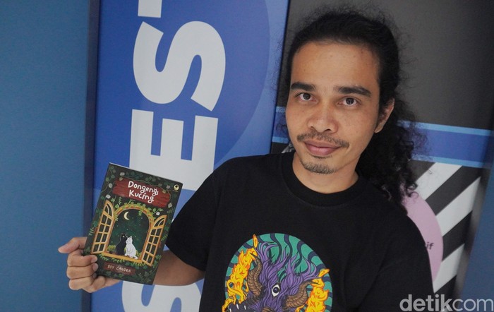 Penulis Boy Candra saat menyambangi kantor detikcom pada Rabu (2/10/2024). Penulis Boy Candra saat menyambangi kantor detikcom pada Rabu (2/10/2024).