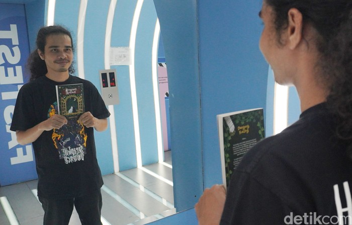 Penulis Boy Candra saat menyambangi kantor detikcom pada Rabu (2/10/2024).