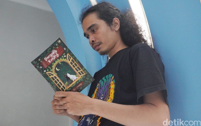Penulis Boy Candra saat menyambangi kantor detikcom pada Rabu (2/10/2024).