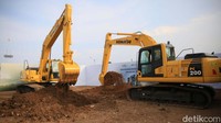 Alat berat tampak mengeruk tanah saat groundbreaking kompleks Mandiri Financial Center.  