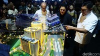 Komisaris Utama Bank Mandiri M. Chatib Basri, Menteri BUMN Erick Thohir, Direktur Utama Bank Mandiri Darmawan Junaidi saat seremoni peletakan batu pertama (groundbreaking) kompleks Mandiri Financial Center di Pantai Indah Kapuk (PIK) 2, Banten, Jumat (4/10).  