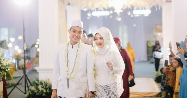 Hafiz Faisal resmi melepas masa lajangnya dengan menikahi wanita bernama Tri Arisna pada Desember 2020. Tri Arisna sendiri merupakan seorang penyanyi dangdut dari Jepara. Kini keduanya telah dikaruniai seorang putra. Foto: Instagram
