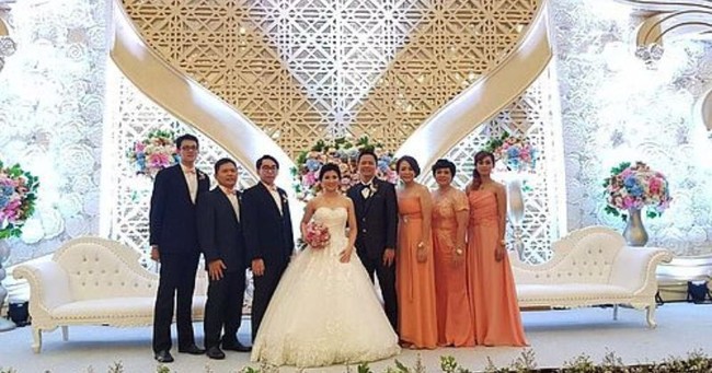 Pebulu tangkis Debby Susanto menikah dengan kekasihnya, Haptiwa Daya pada tahun 2017. Pernikahan tersebut dilangsungkan di The Spring Club Summarecon Serpong. Dari pernikahannya kini keduanya telah dikaruniai seorang anak yang diberi nama Mikhael Kayana Daya. Foto: Instagram