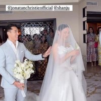 Jonathan Christie resmi menikahi Shania Junianatha pada 1 Desember 2023. Sebelum menikah keduanya telah berpacaran selama 5 tahun. Pasangan tersebut tengah berbahagia karena belum lama ini dikaruniai seorang anak laki-laki. Foto: Instagram