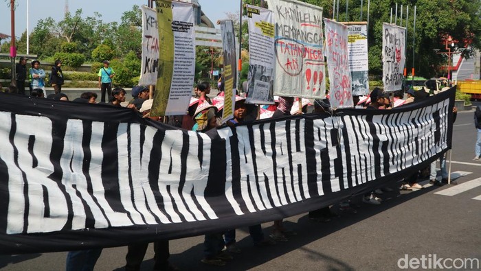 Petani Pundenrejo melakukan aksi di Kantor Bupati Pati, Jumat (4/10/2024)