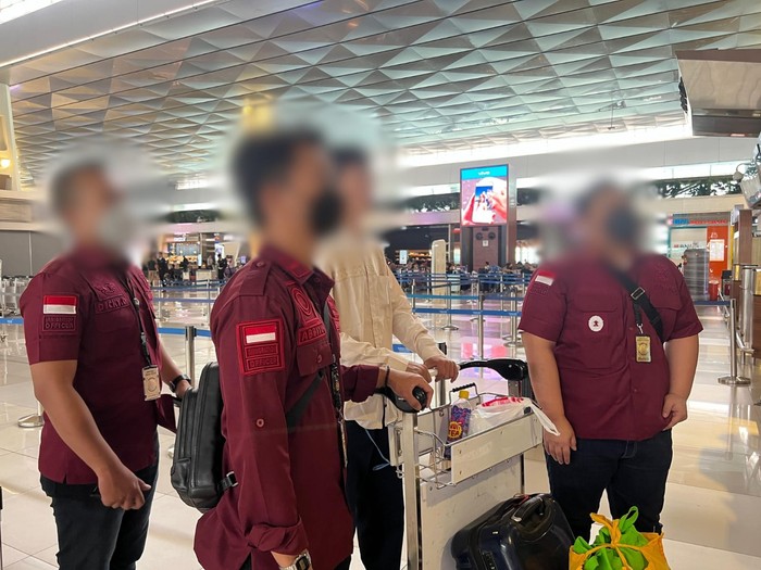Petugas Imigrasi saat melakukan pendeportasian WNA China