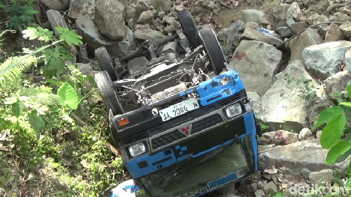 Pikap muat sayur terjun ke jurang lereng Semeru Lumajang