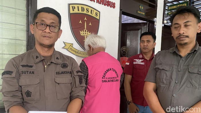 Pimpinan KSP di Banjarnegara, Rosmidi  tersangka korupsi bikin rugi negara Rp 780 juta kini ditahan jaksa. Foto diunggah Jumat (4/10/2024).