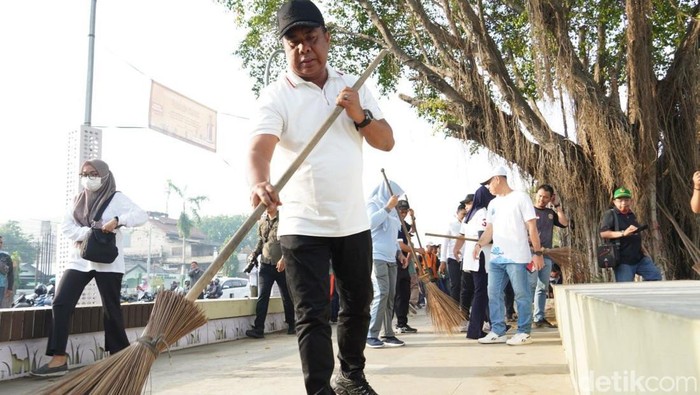 Pjs Bupati Sidoarjo Isa Anshori turut serta bersih-bersih dalam program Geber Sidoarjo di Alun-alun.