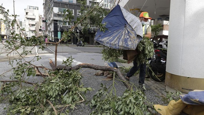 Topan Krathon yang membawa angin kencang dan hujan deras melanda Taiwan. Pepohonan pun tumbang akibat angin topan tersebut.