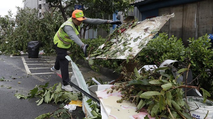 Topan Krathon yang membawa angin kencang dan hujan deras melanda Taiwan. Pepohonan pun tumbang akibat angin topan tersebut.