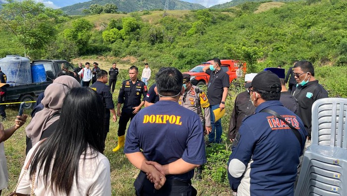 Polda Sulteng membongkar makam tahanan Polresta Palu yang tewas diduga dianiaya 2 oknum polisi.