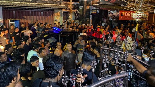 Polisi menenankan keributan antara kelompok warga pendatang dengan warga lokal di Benoa, Kuta Selatan, beberapa hari lalu.