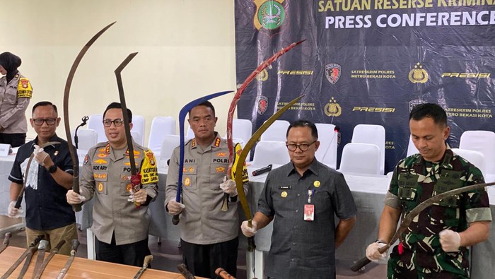Polres Metro Bekasi Kota menggelar konferensi pers kasus temuan 7 mayat di Kali Bekasi, Jatiasih.