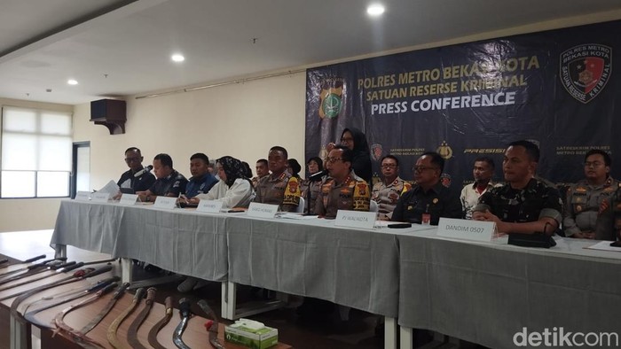 Polres Metro Bekasi Kota menggelar konferensi pers terkait 7 mayat di Kali Bekasi.