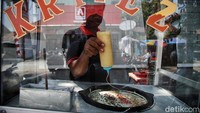Pedagang menjual berbagai jajanan di kawasan sekolah tersebut.