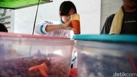Para siswa selalu menyerbu jajanan tersebut saat jam istirahat maupun pulang sekolah.