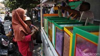 Salah satu pasal dari PP yang diterbitkan Kemenkes juga mengatur soal jajanan sekolah. Dalam pasal tersebut, dikatakan bahwa pemerintah daerah harus mengawasi aktivitas para pedagang jajanan di sekolah. Baik dalam hal aktivitas jualan hingga promosi.