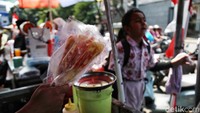 Mengutip laman Kemenkes, syarat makanan jajanan sekolah dikatakan aman antara lain tidak mengandung garam, gula, Monosodium glutamat (MSG), dan lemak berlebih. Juga, tidak mengandung zat pengawet atau pewarna bukan untuk pangan.