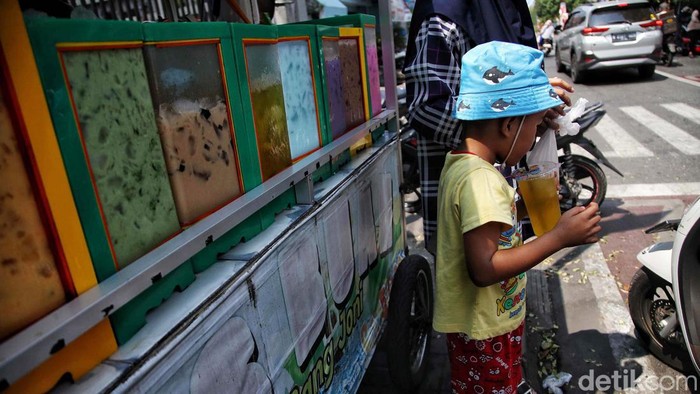 Kemenkes telah menerbitkan aturan baru tentang pedagang jajanan sekolah. Yuk lihat suasana penjualan jajalan sekolah di tengah aturan baru tersebut.
