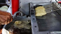 Telur gulung adalah salah satu jajanan yang kerap dijumpai di kawasan sekolah.