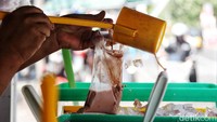 Selain makanan, aneka minuman juga kerap dijumpai di kawasan sekolah.