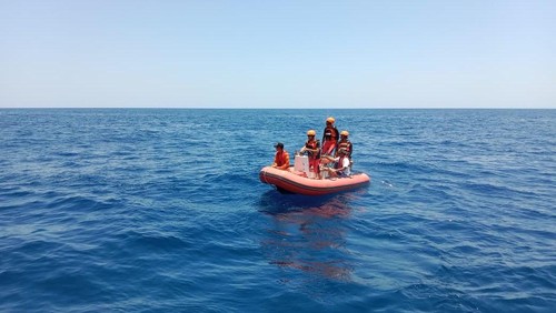 Tim SAR mencari turis Amerika Serikat bernama Carol Colleen Monfore (68) di perairan Pulau Reong. (Dok Polsek Wetar)