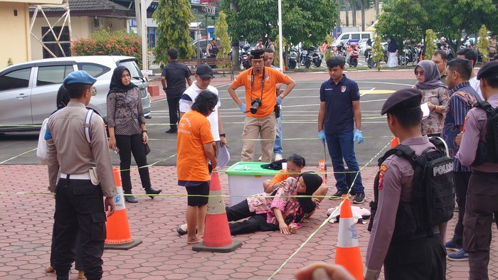 Rekonstruksi pembunuhan anak perempuan dilakban di Pantai Lebak