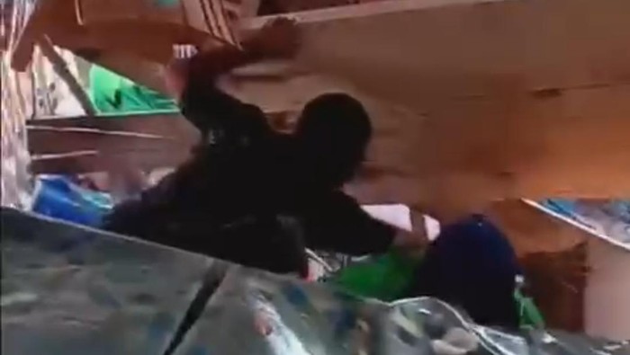 Rumah tempat pengantin di Maros ambruk.