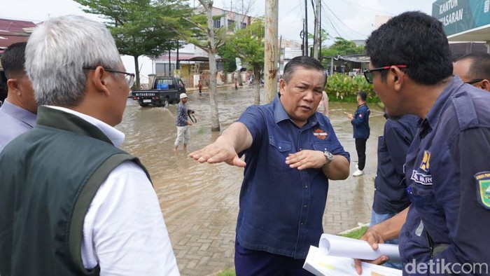 SF Hariyanto meninjau jalan rusak di Pekanbaru beberapa waktu lalu. (Raja Adil Siregar/detikSumut)