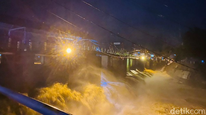 Situasi Bendung Katulampa, Kota Bogor pada Jumat (4/10/2024) per pukul 18.10 WIB.