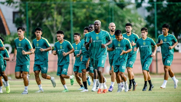 Skuad Persebaya saat menjalani sesi latihan