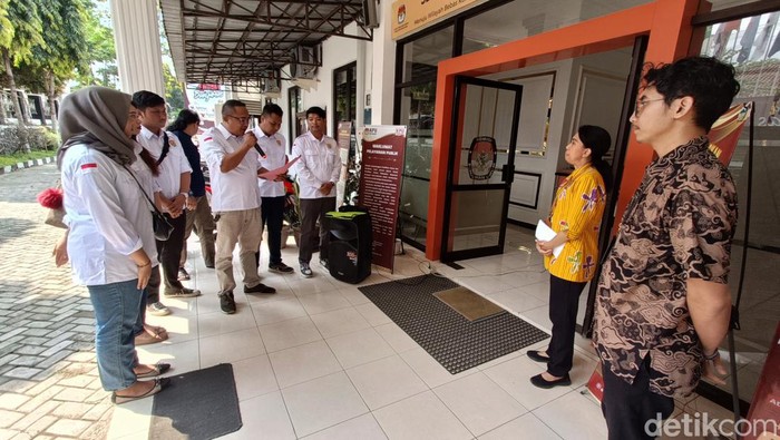 Perwakilan warga dari Yayasan Tribhata melakukan somasi ke KPU Banyumas meminta alat peraga kampanye kotak kosong dicopot di kantor KPU Banyumas, Jumat (4/10/2024).