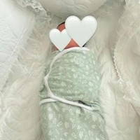 Terkadang baby Princess R juga dibedong untuk menghangatkan tubuhnya. Meski masih konsisten menutupi wajah sang putri dengan stiker, namun Syahrini cukup sering membagikan foto putrinya tersebut ke akun Instagramnya. Foto: Instagram/@princessyahrini