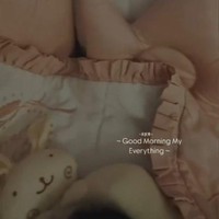 Didominasi dengan warna salem, tempat tidur baby Princess R tampak begitu nyaman. Syahrini tampaknya juga menyediakan boneka untuk menemani putri kecilnya tidur. Foto: Instagram/@princessyahrini