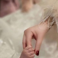 Melalui Instagram Story miliknya, Syahrini mengumumkan usia sang putri yang hingga kini masih dirahasiakan wajahnya. Tak hanya wajahnya, Syahrini dan suami juga kompak belum mempublikasikan nama asli bayi mungil yang kerap dipanggil Princess R itu. Foto: Instagram/@princessyahrini