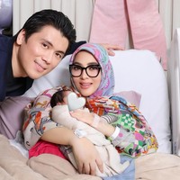 Putri pertama Syahrini dan Reino Barack, baby Princess R, kini sudah genap berusia 2 bulan. Diketahui baby R lahir bertepatan dengan ulang tahun Syahrini, 1 Agustus 2024. Foto: Instagram/@princessyahrini