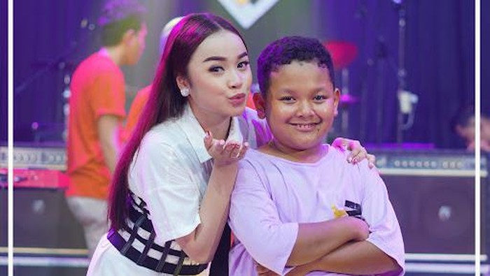 Tasya Rosmala feat Oling membawakan lagu Ciinan Bana.