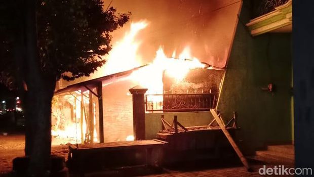 Tempat karaoke di Probolinggo terbakar