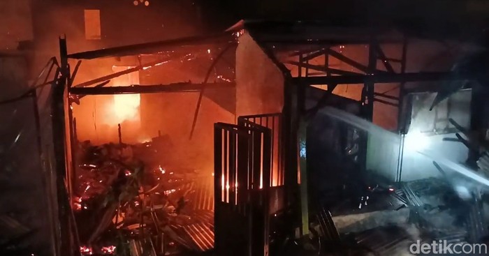 Tempat karaoke di Probolinggo terbakar