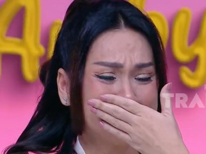 Tengku Dewi saat menangis menceritakan soal Andrew Andika.
