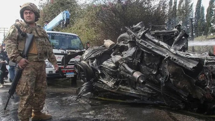A Lebanese army soldier secures the site of an Israeli strike in Lebanon’s southern area of Tyre. (File photo: AFP)