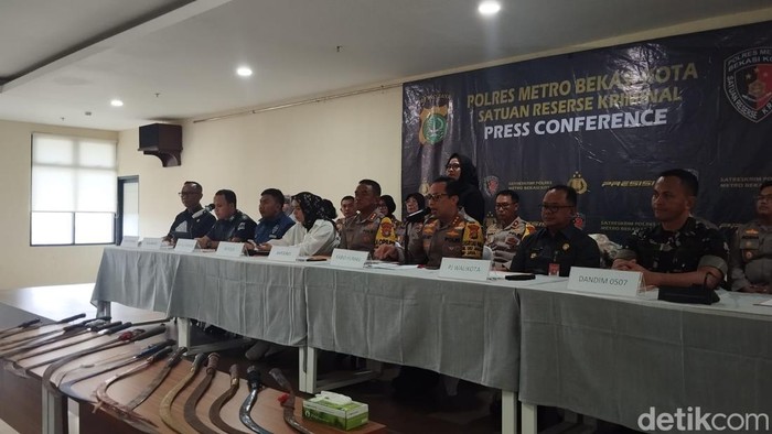 Tim dokter gabungan telah mengidentifikasi penyebab tewasnya 7 anak muda yang jenazahnya ditemukan di Kali Bekasi. Dokter menyatakan ketujuh korban tewas akibat tenggelam. (MI Fawdi/detikcom)