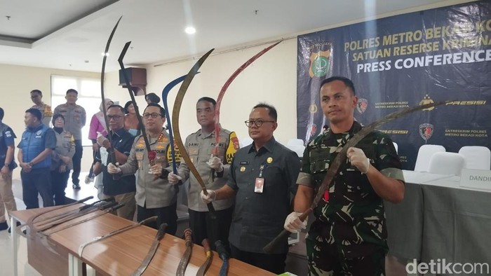 Tim dokter gabungan telah mengidentifikasi penyebab tewasnya 7 anak muda yang jenazahnya ditemukan di Kali Bekasi. Dokter menyatakan ketujuh korban tewas akibat tenggelam. (MI Fawdi/detikcom)